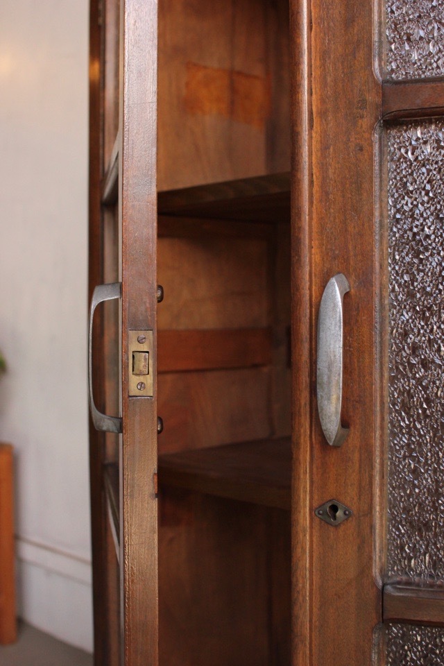 ダイヤガラスの戸棚