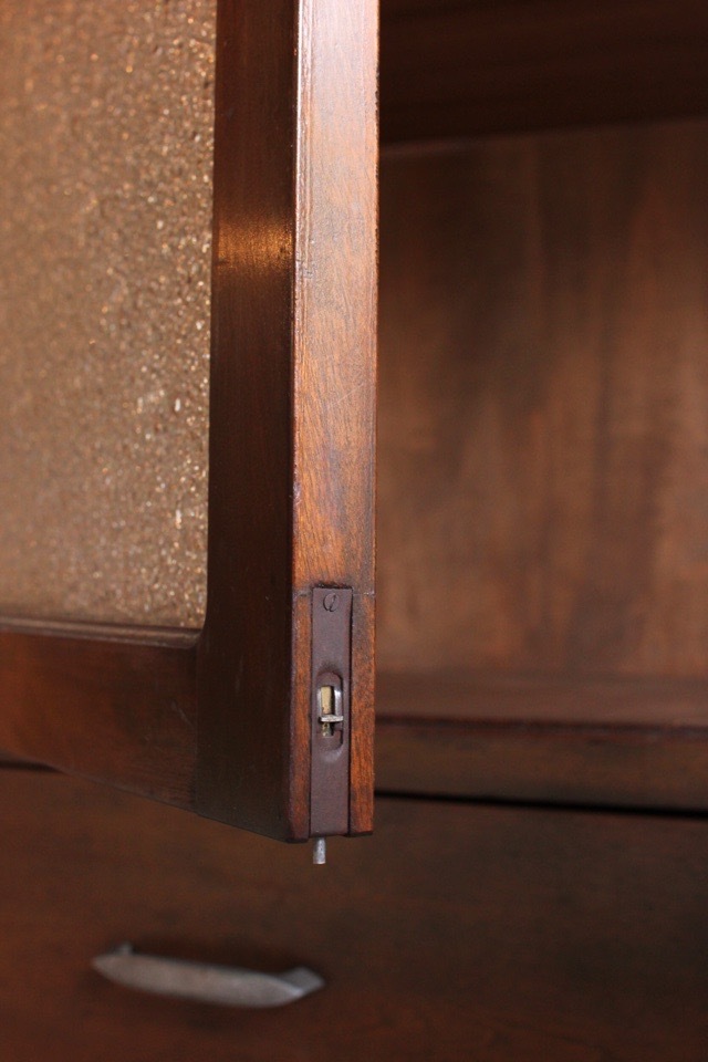 ダイヤガラスの戸棚