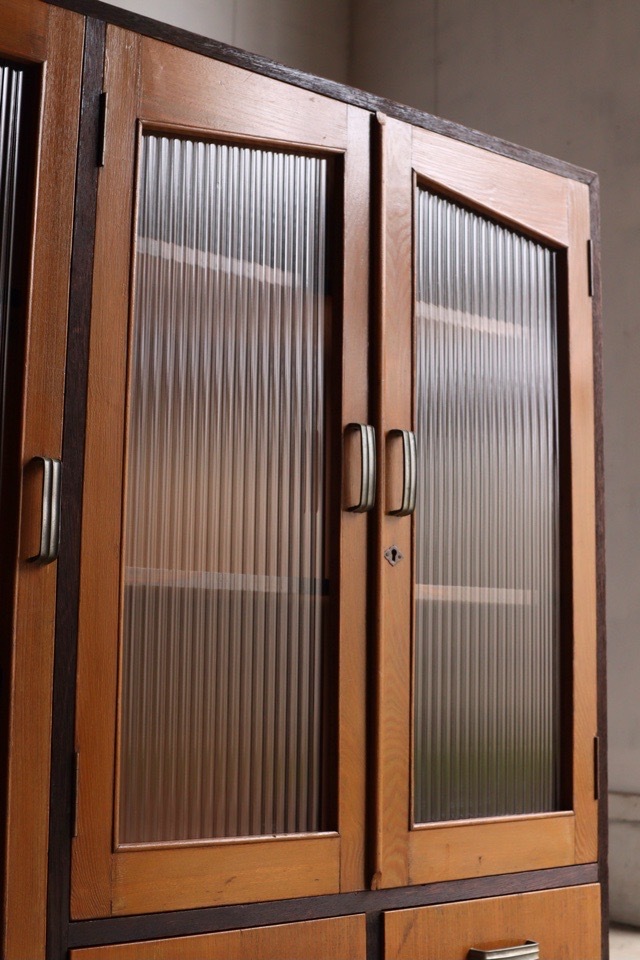 モールガラスの戸棚