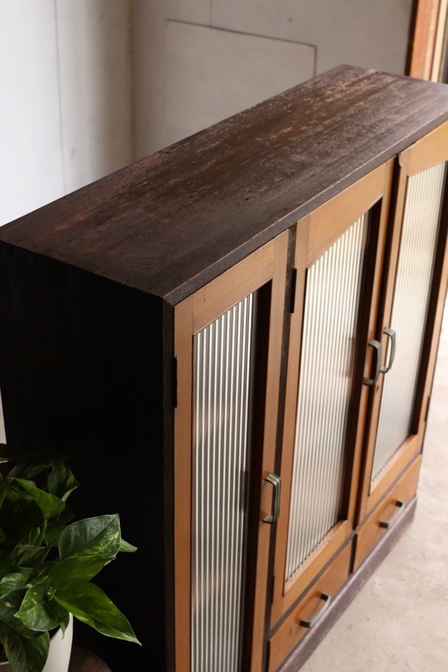 モールガラスの戸棚