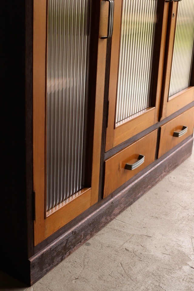 モールガラスの戸棚