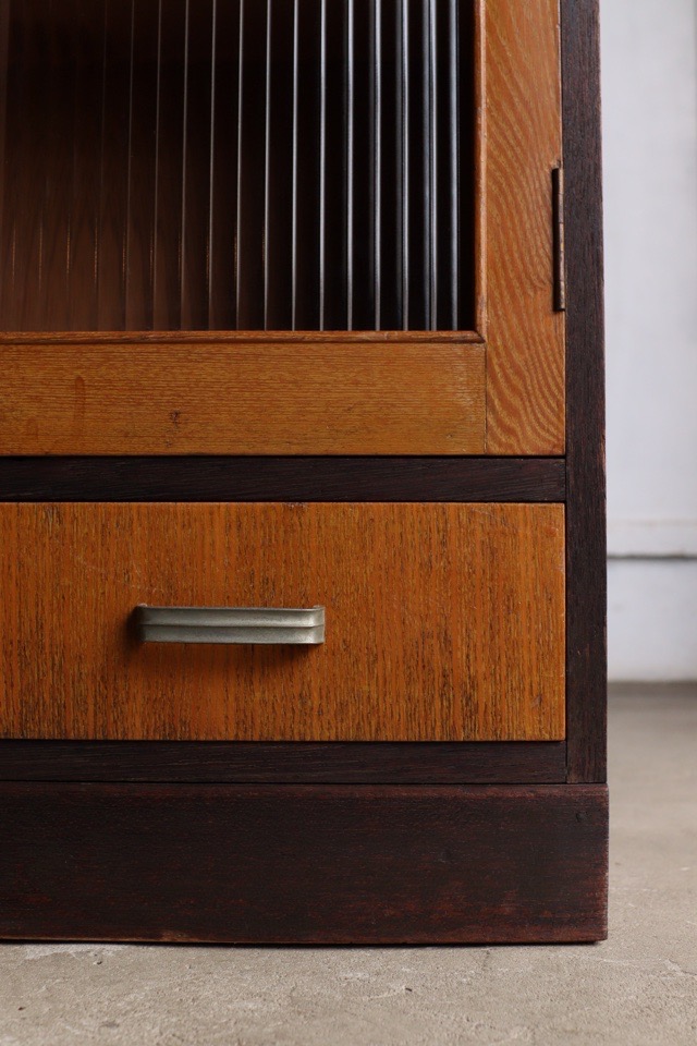 モールガラスの戸棚