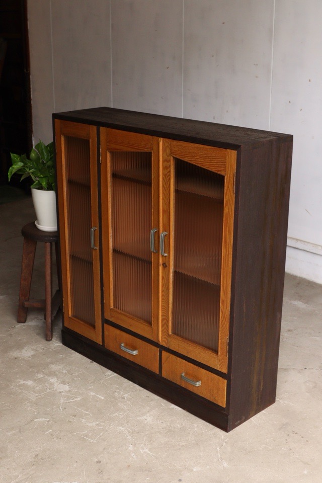 モールガラスの戸棚