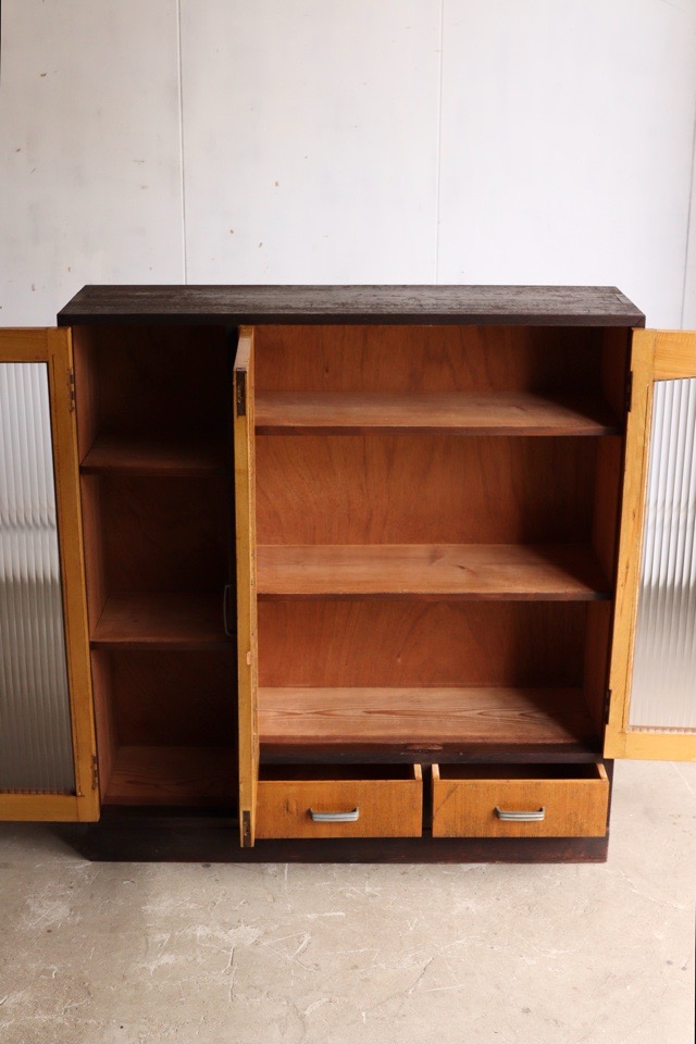 モールガラスの戸棚