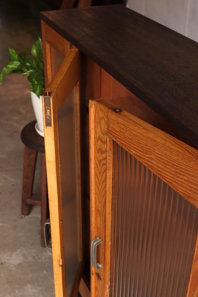 モールガラスの戸棚