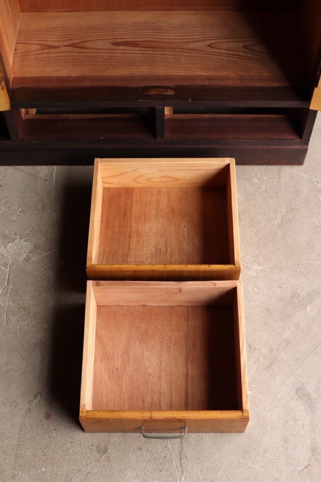 モールガラスの戸棚