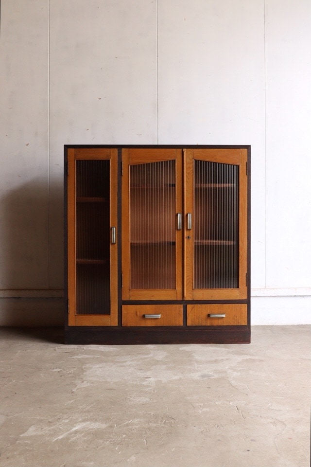 モールガラスの戸棚