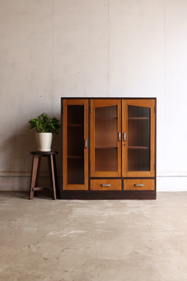 モールガラスの戸棚