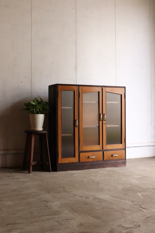 モールガラスの戸棚