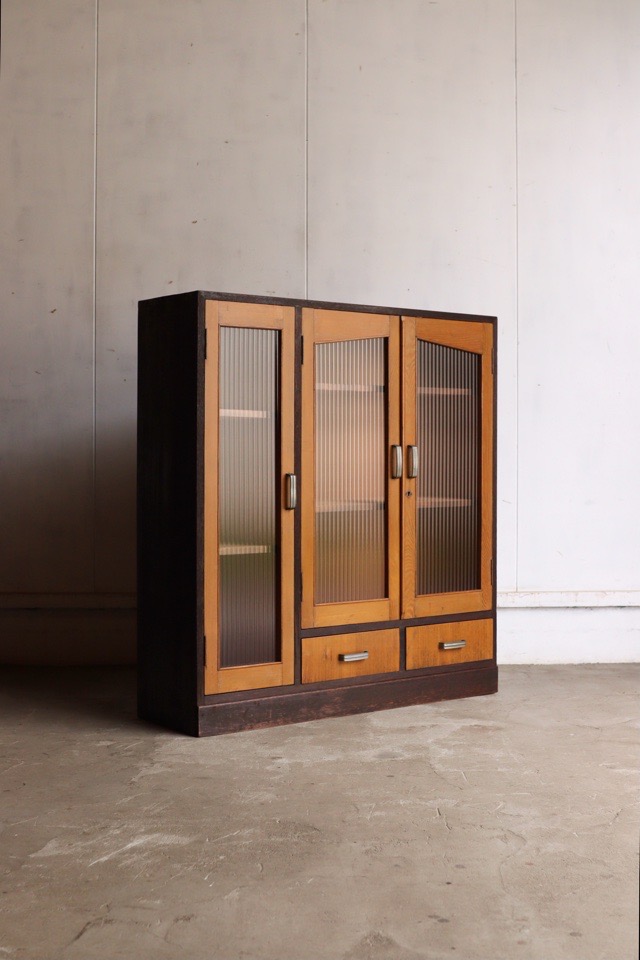 モールガラスの戸棚