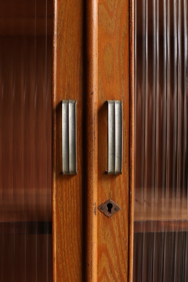 モールガラスの戸棚