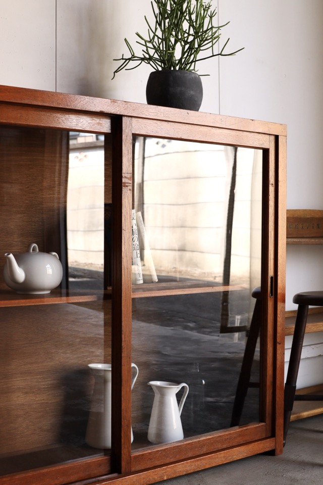 ガラス引戸棚