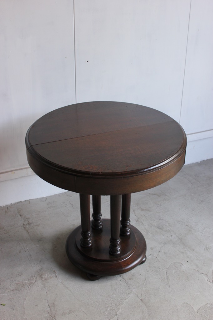 丸いカフェテーブル