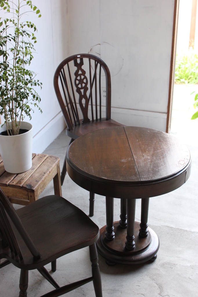 丸いカフェテーブル