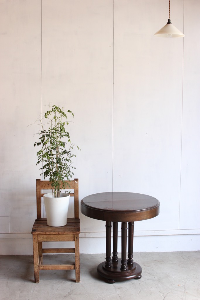 丸いカフェテーブル