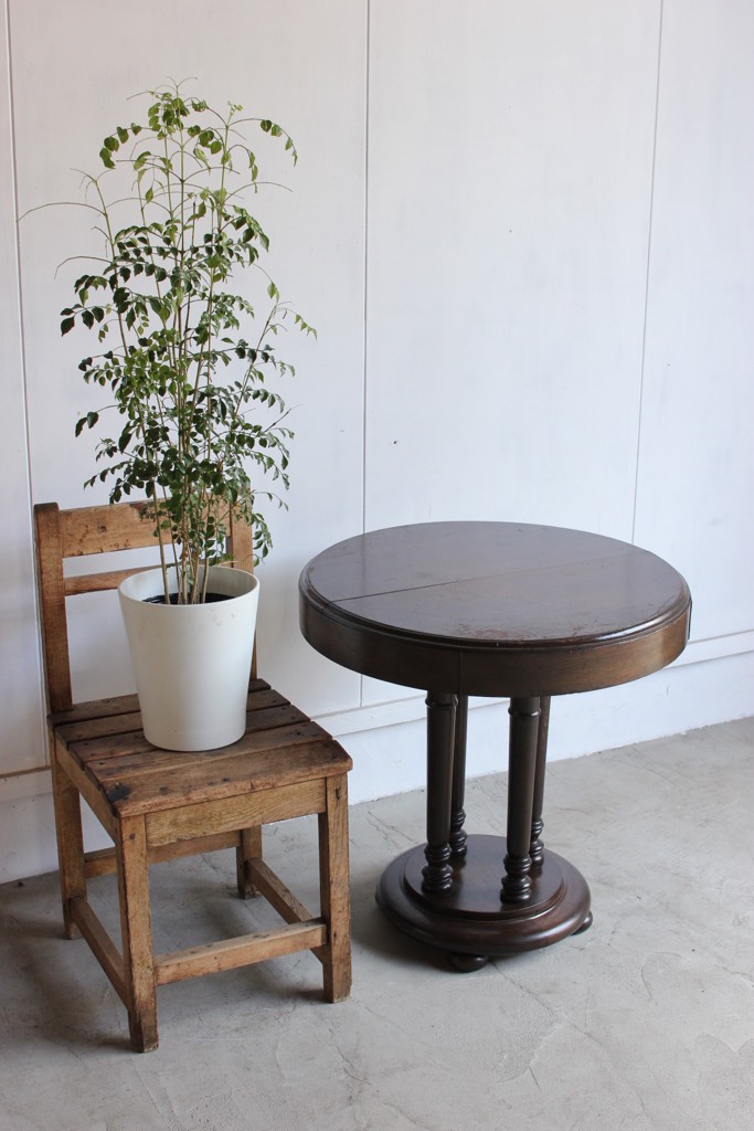 丸いカフェテーブル