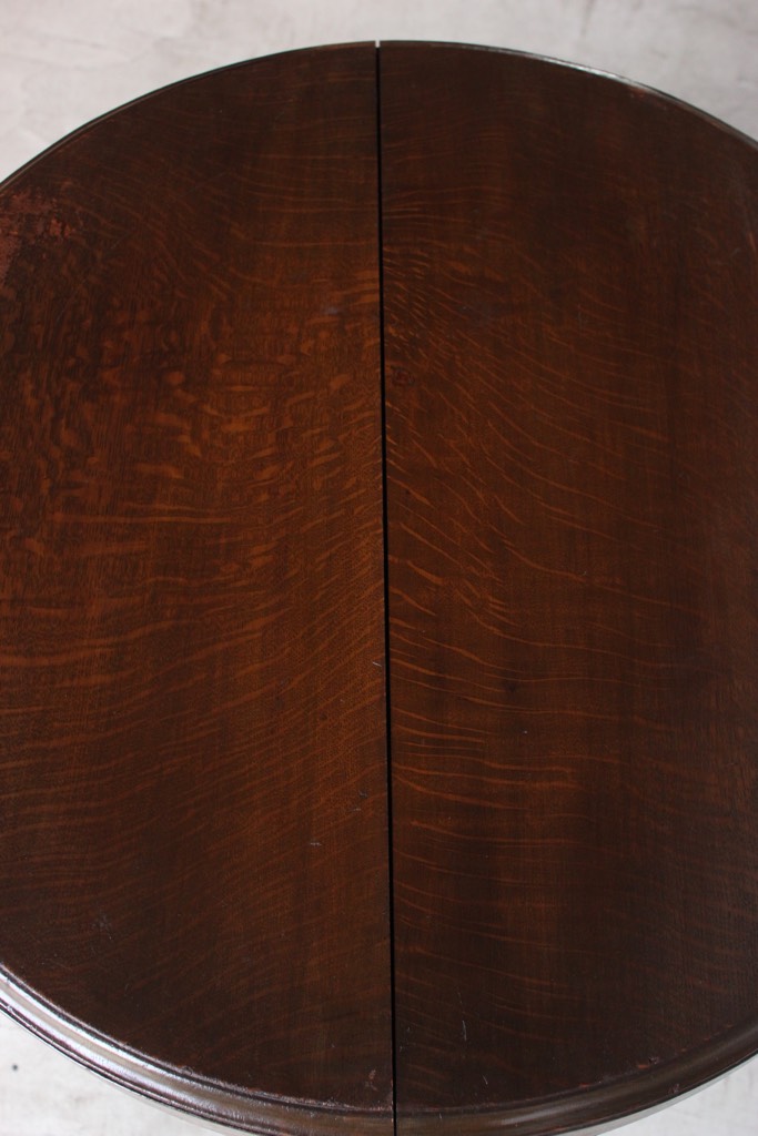 丸いカフェテーブル