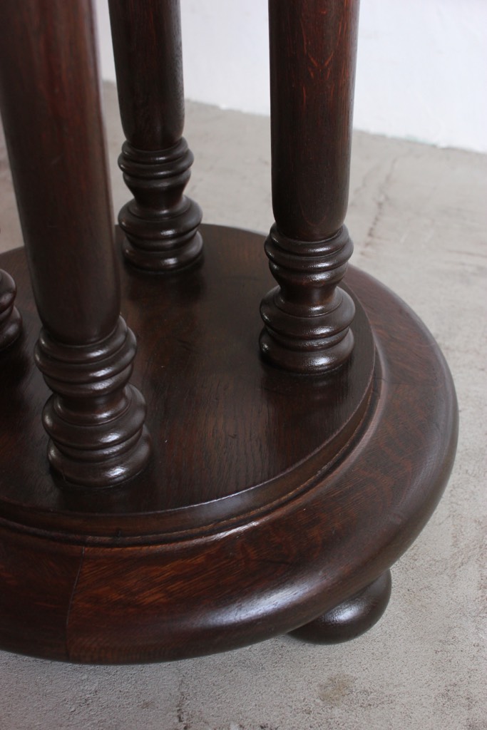 丸いカフェテーブル