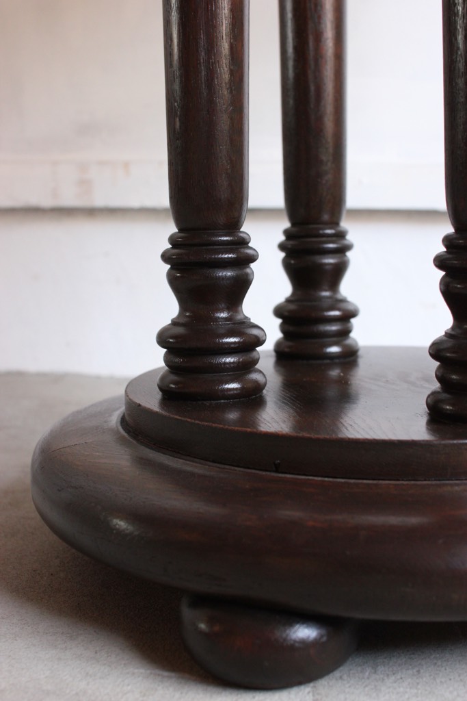 丸いカフェテーブル