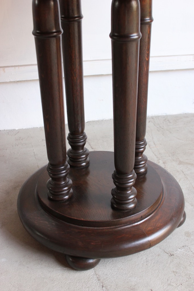 丸いカフェテーブル