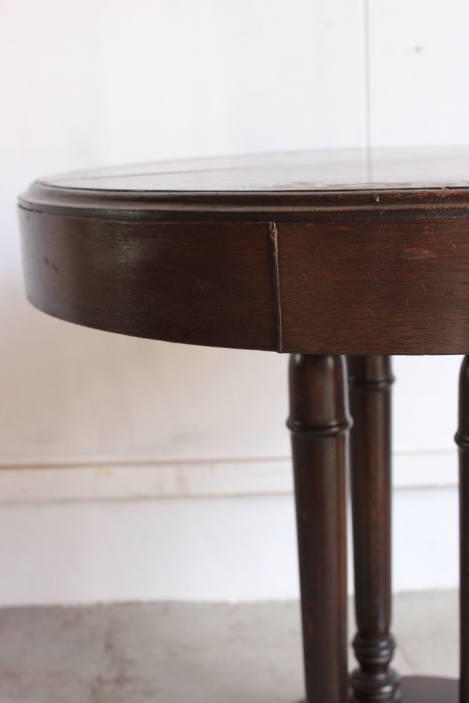 丸いカフェテーブル