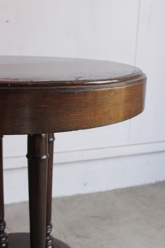 丸いカフェテーブル