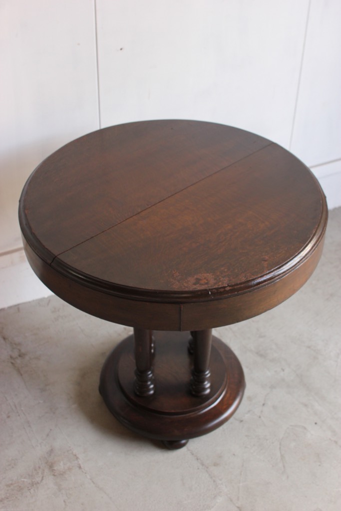 丸いカフェテーブル