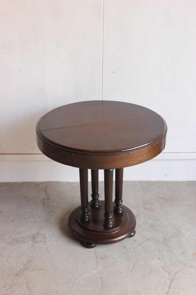 丸いカフェテーブル