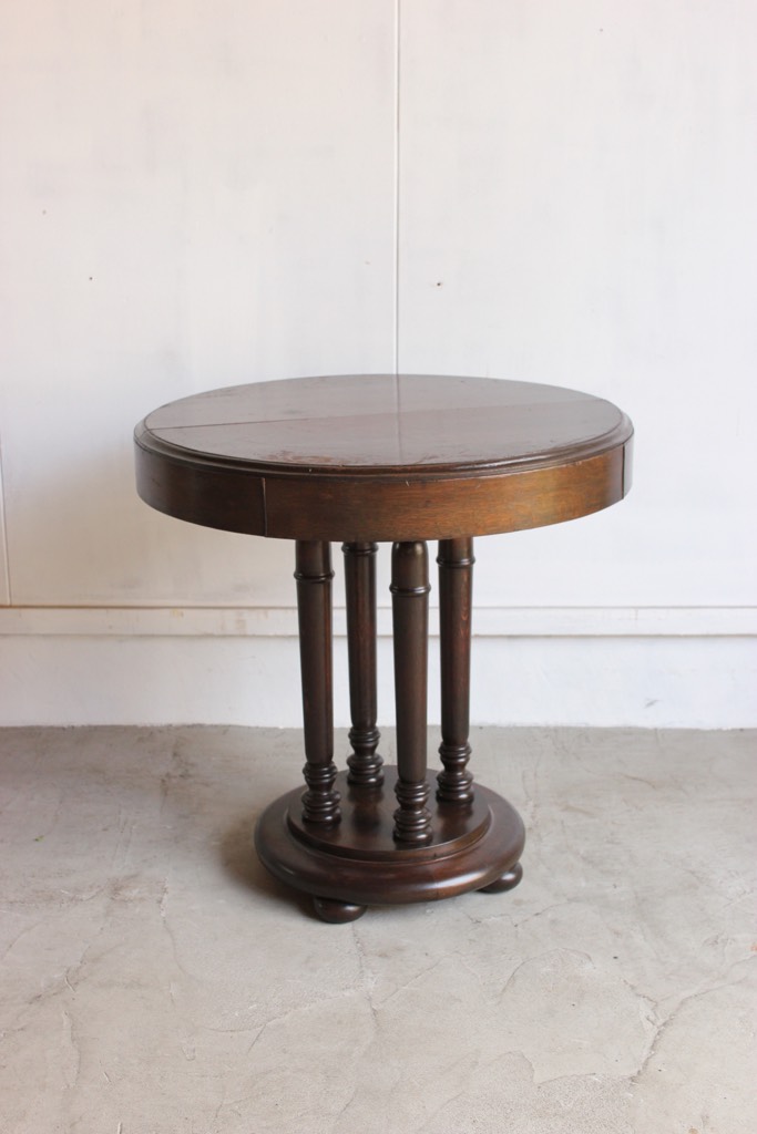 丸いカフェテーブル