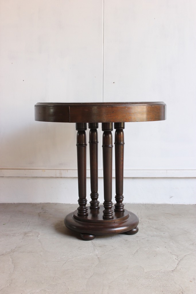 丸いカフェテーブル