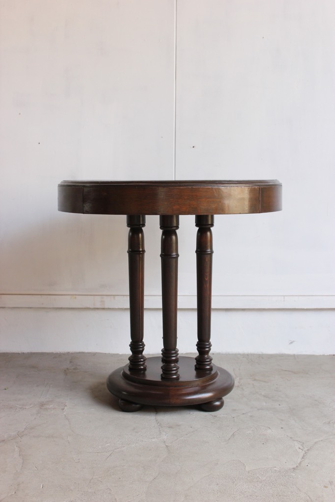 丸いカフェテーブル