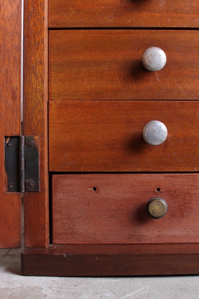 引出し15杯の小戸棚