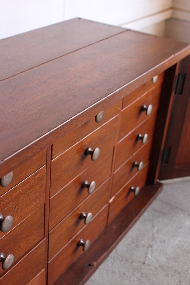 引出し15杯の小戸棚