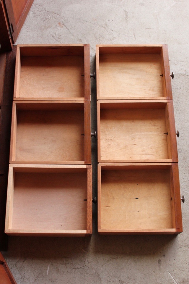 引出し15杯の小戸棚