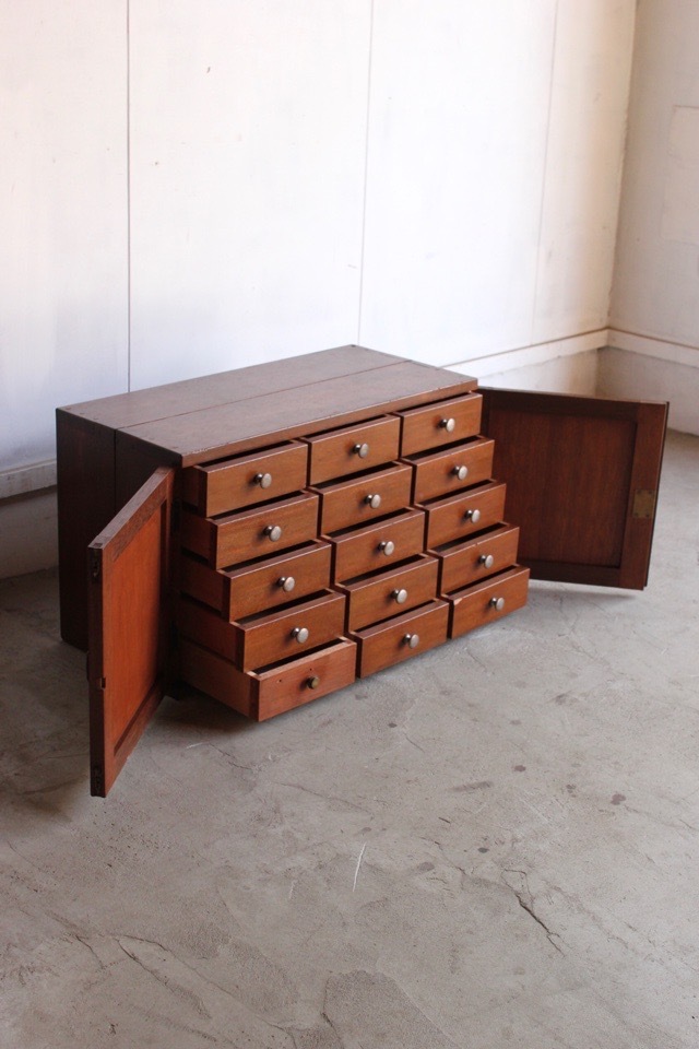 引出し15杯の小戸棚