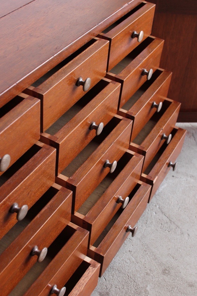 引出し15杯の小戸棚