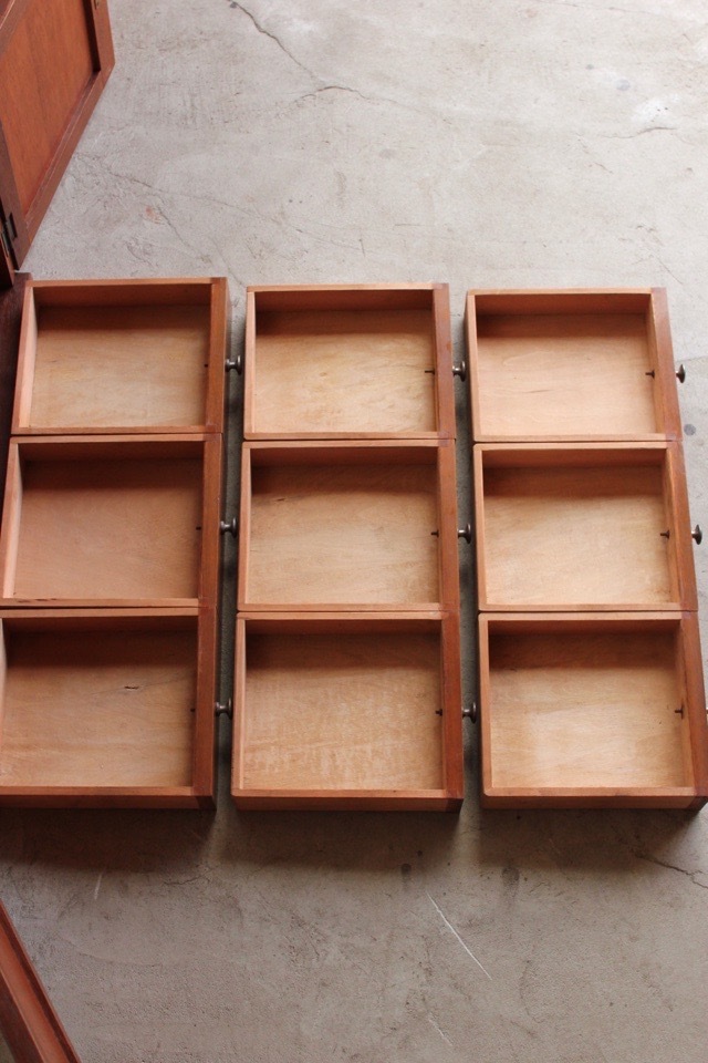 引出し15杯の小戸棚