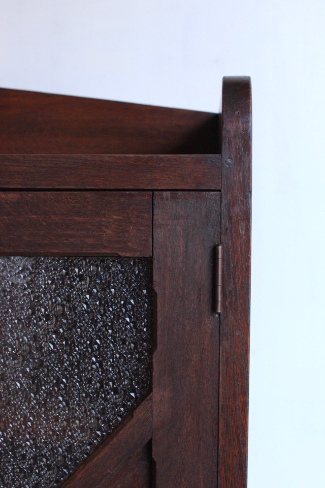 ダイヤガラスの戸棚