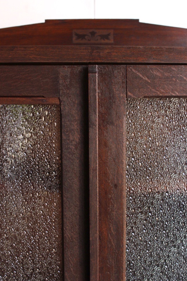 ダイヤガラスの戸棚