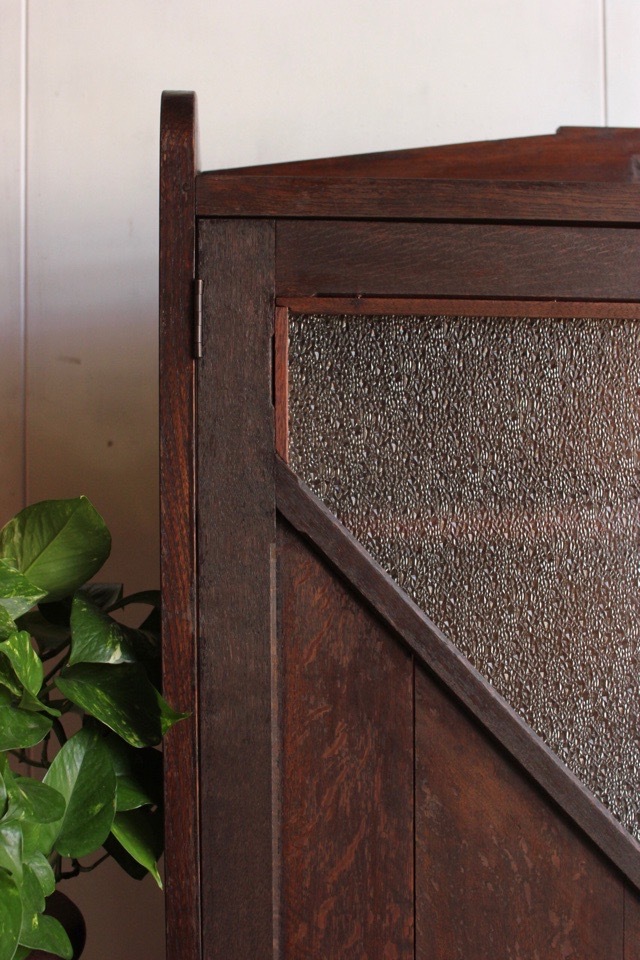 ダイヤガラスの戸棚