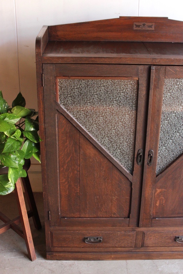 ダイヤガラスの戸棚