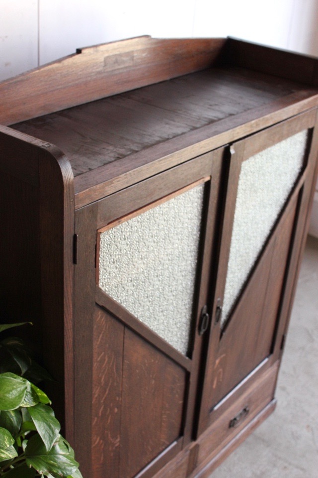 ダイヤガラスの戸棚