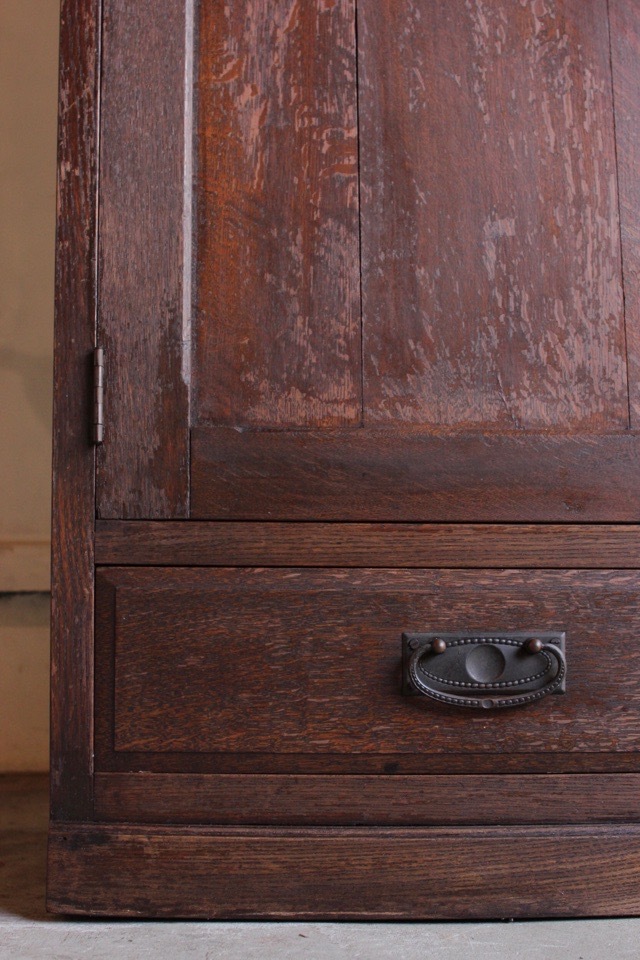 ダイヤガラスの戸棚