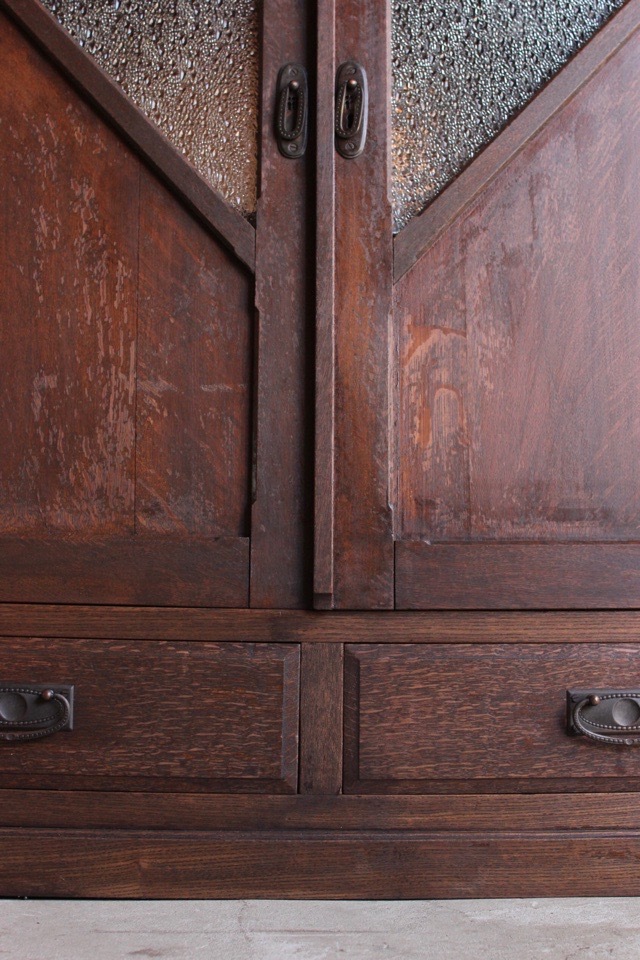 ダイヤガラスの戸棚