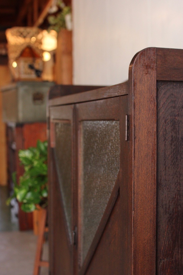 ダイヤガラスの戸棚