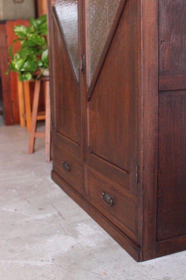 ダイヤガラスの戸棚