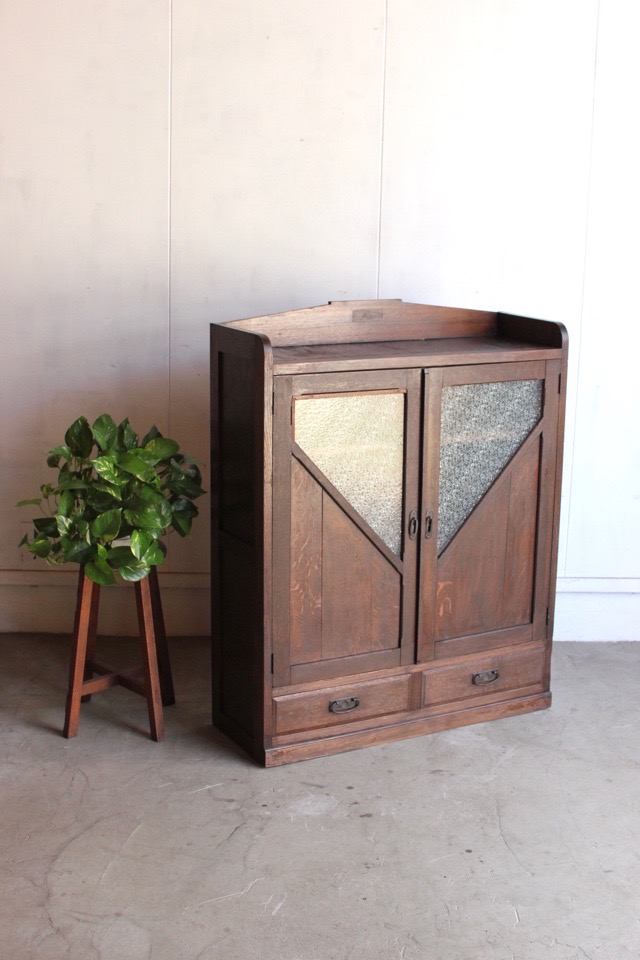 ダイヤガラスの戸棚