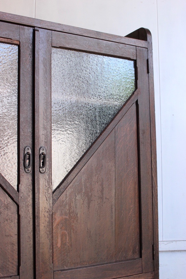 ダイヤガラスの戸棚