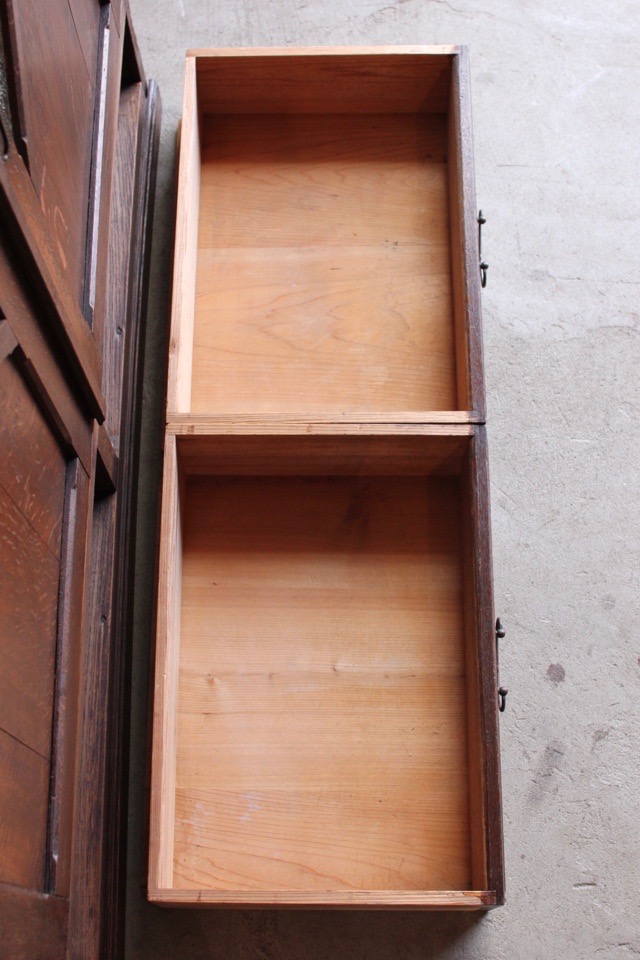 ダイヤガラスの戸棚