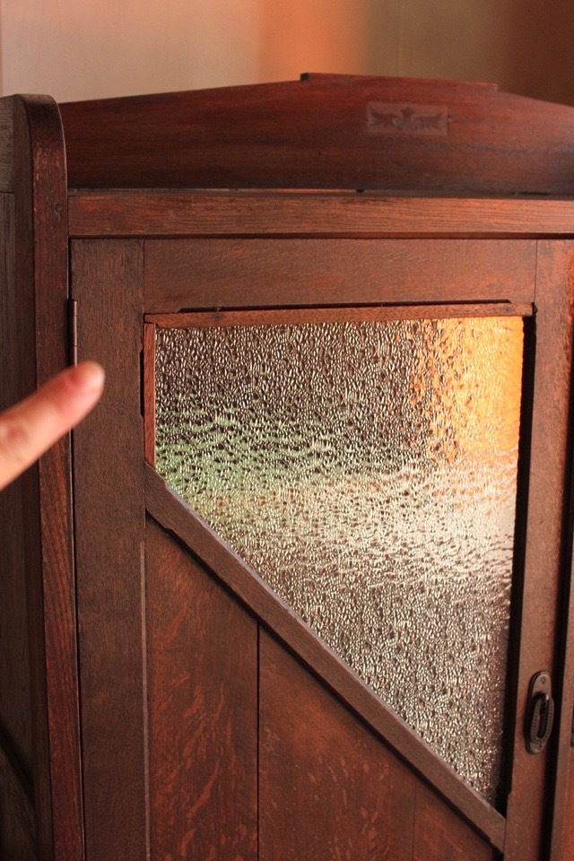 ダイヤガラスの戸棚